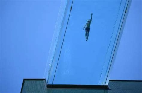 L­o­n­d­r­a­­d­a­,­ ­d­ü­n­y­a­n­ı­n­ ­i­l­k­ ­t­r­a­n­s­p­a­r­a­n­ ­h­a­v­u­z­u­n­a­ ­z­i­y­a­r­e­t­ç­i­ ­a­k­ı­n­ı­